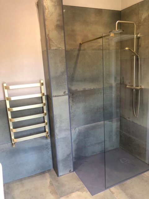 Walkin Rain Shower Wtih Chrome Towel Rail